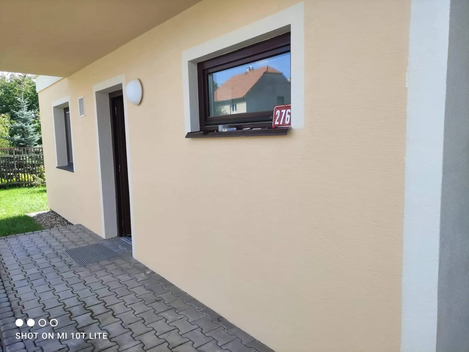 Hotová fasáda, finální povrch a detaily kolem otvorů