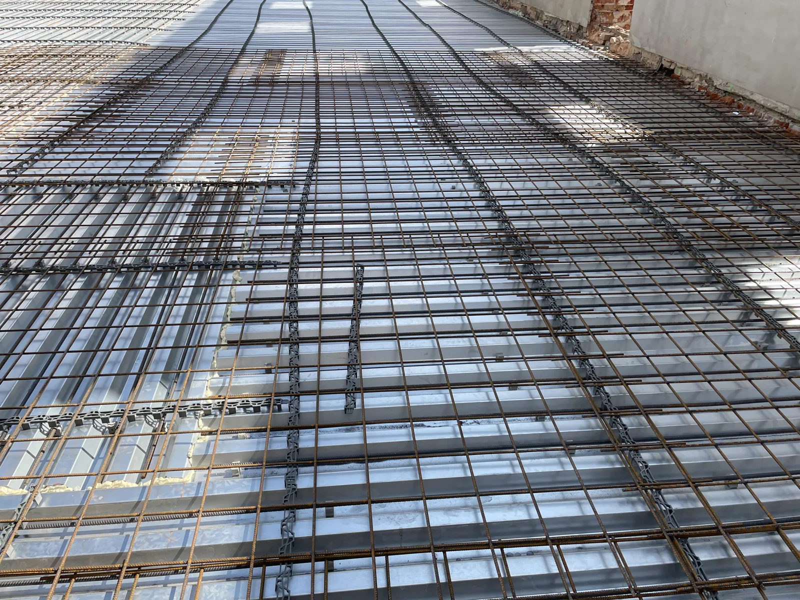 Ceiling reinforcement, preparing the structure before concreting