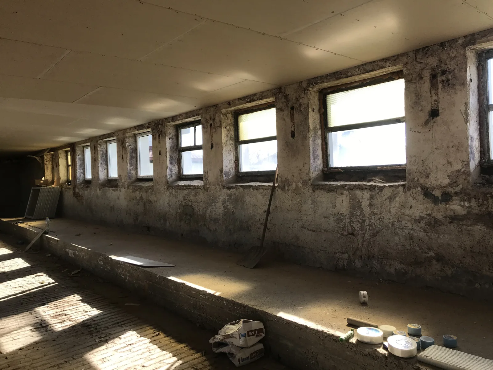 Room renovation, exposed walls and preparation of new surfaces