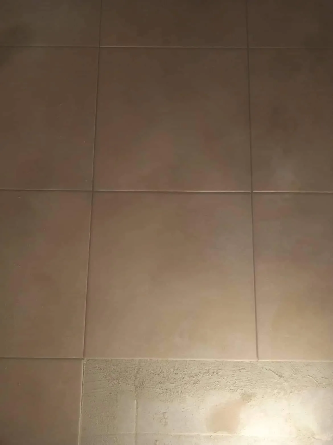 Obklad stěny, spáry a povrch keramického obkladu